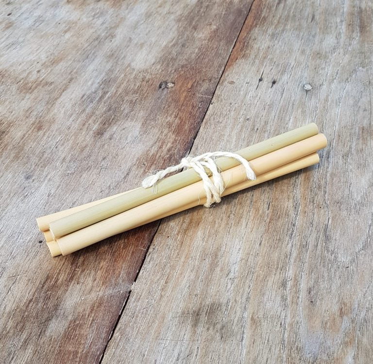 Set of 6 sustainable straws made of 100% bamboo. Recyclable. Dishwasher safe.
