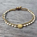 Brass anklet in antique gold brass (brass) and magnesite beads.