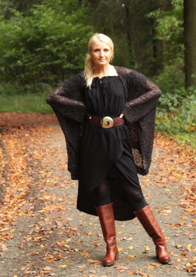 Boho Herbst Outfit Strickjacke Boho Kleid Boots