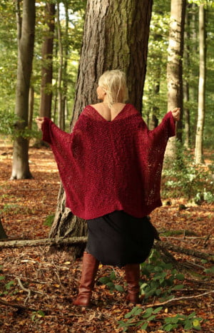 produkt bild Long mesh cardigan dark red. Long boho cardigan in net look with wide batwing sleeves.