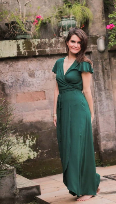 Dame trägt grünes Boho Kleid für Hochzeitsgast das lange ist und Dunkelgrün
