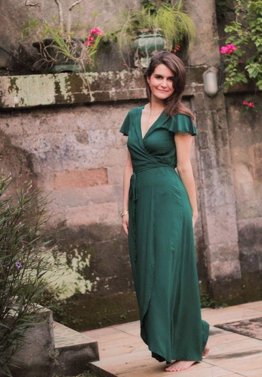 Flaschengrüne Maxikleider im Boho Style Dame trägt grünes Boho Kleid für Hochzeitsgast das lange ist und Dunkelgrün