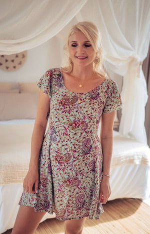 produkt bild Kurzes babydoll Kleid mit Karree Ausschnitt Mintgrün Boteh Blumenmuster Boho Style
