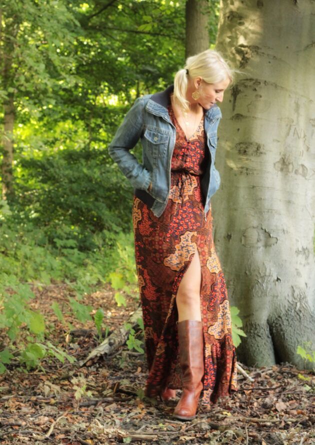 Boho Herbst Look Maxikleid Jeansjacke