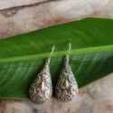 Balinesische Traditionelle Ohrringe mittelgroß Tropfen mit Verzierung (1)-01