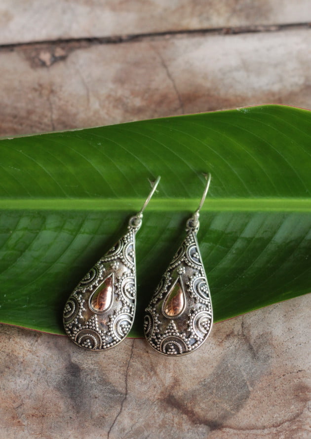 Balinesische Traditionelle Ohrringe mittelgroß Tropfen mit Verzierung (3)-01