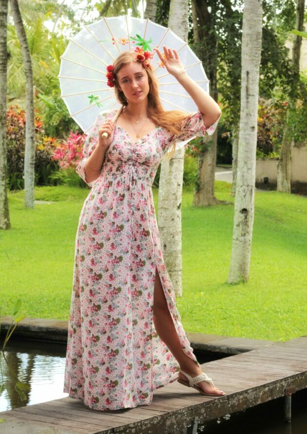 Bohemian Maxikleid mit Seitenschlitz weiß Blumenmuster für den Sommer