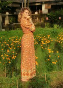 Boho Sommerkleid mit Sweetheart Ausschnitt und hohem seitlichen Schlitz Blumen Terrakotta