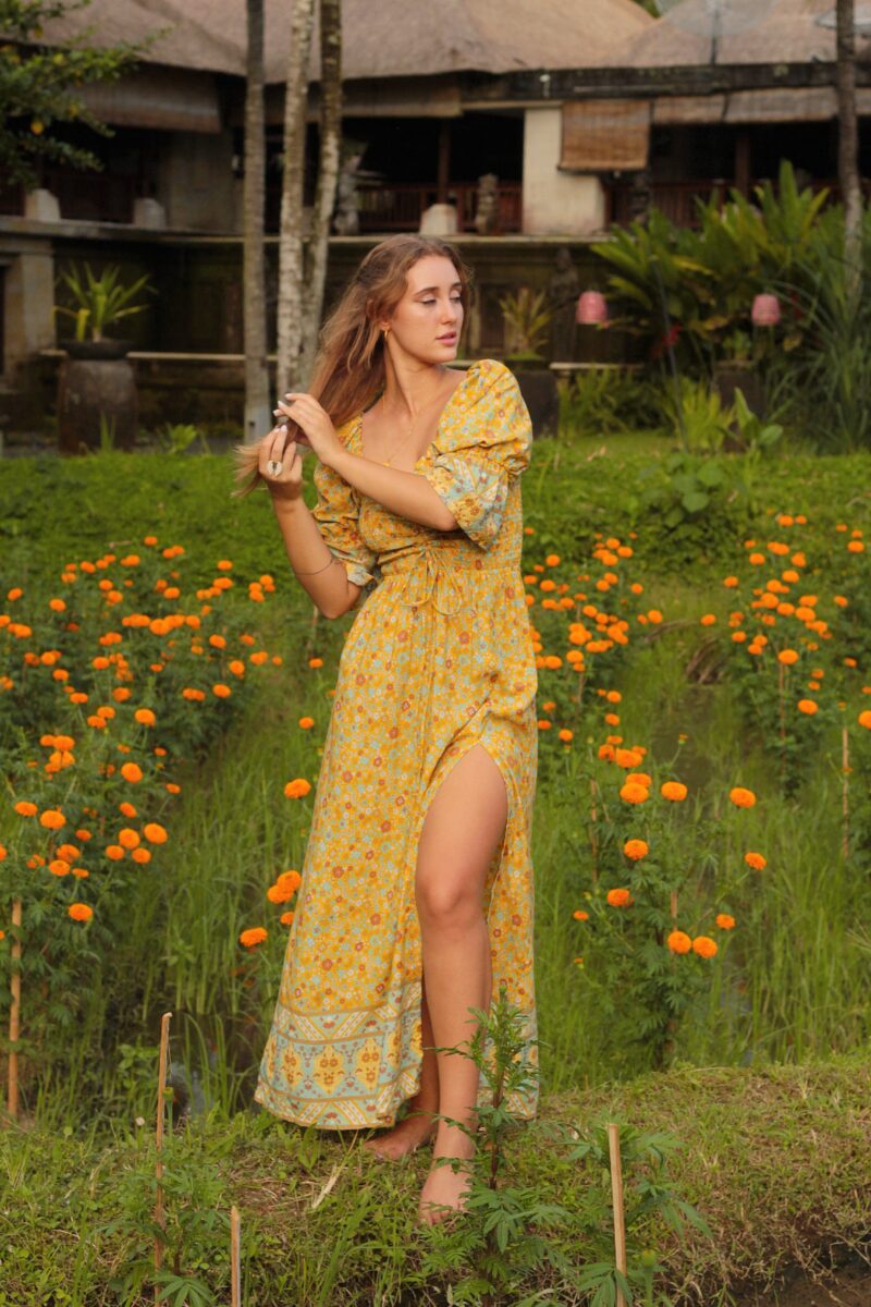 Langes Sommerkleid mit Schlitz Blumen Gelb Puffärmel