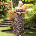 Märchenhafter tropischer Garten eine Frau am Teich stehend beigleidet mit einem langen schulterfreien Kleid