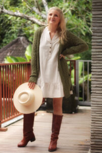 Boho Herbst Mode Outfit mit Leinenkleid in Naturweiß und Long Cardigan in Oliv
