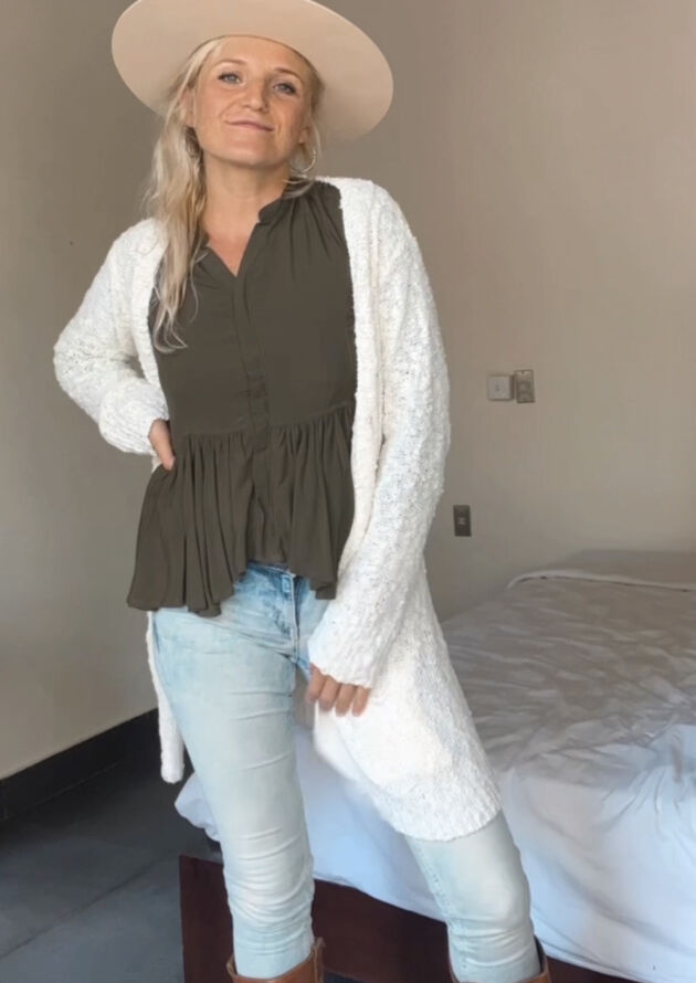 Volantbluse Röhrenjeans und Cardigan