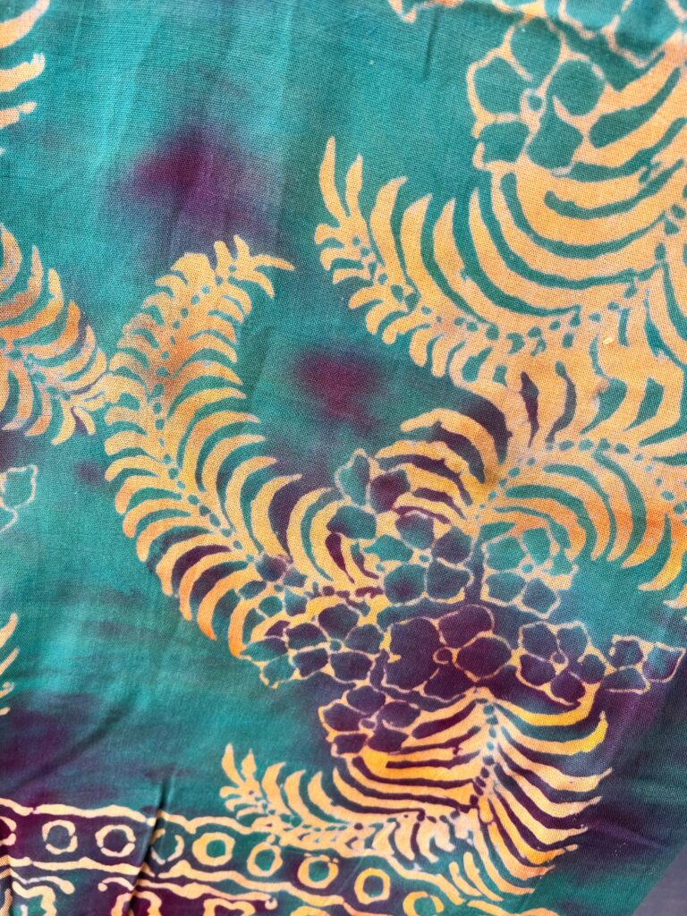 Bali Sarong Batik Tuch in Grün-Orange Tönen mit Palmenblatt-Muster