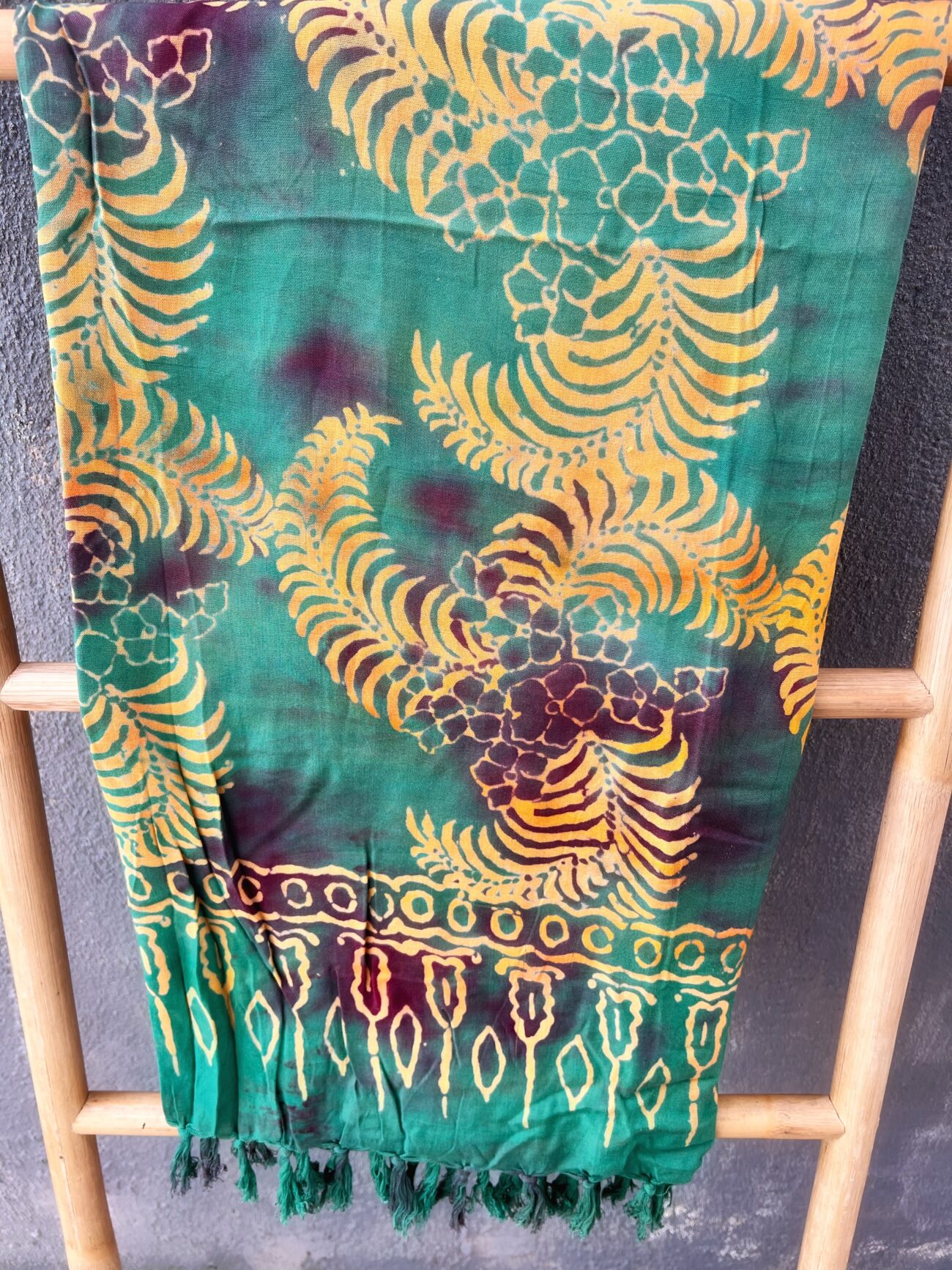 Bali Sarong Batik Tuch in Grün-Orange Tönen mit Palmenblatt-Muster Schal Stranddecke