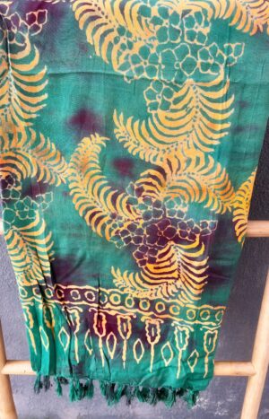 produkt bild Bali Sarong Batik Tuch in Grün-Orange Tönen mit Palmenblatt-Muster Schal Stranddecke