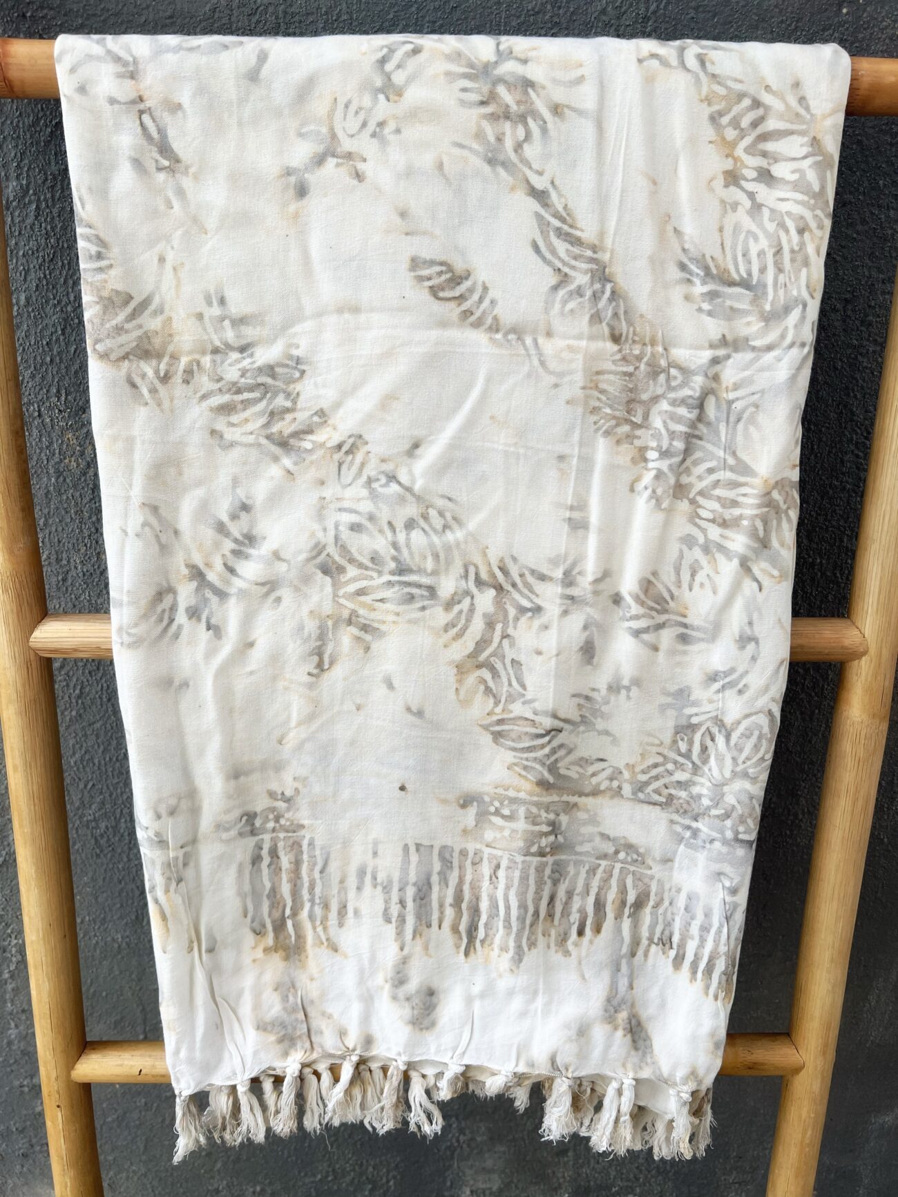 Bali Sarong Batik Tuch in Weiß-Grau-Beige Tönen