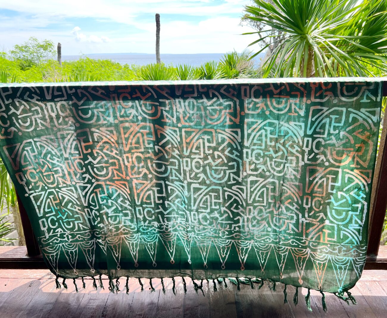 Batik Strandtuch Parero Tuch Turban Sarong aus Bali Grün mit Symbolen Mustern