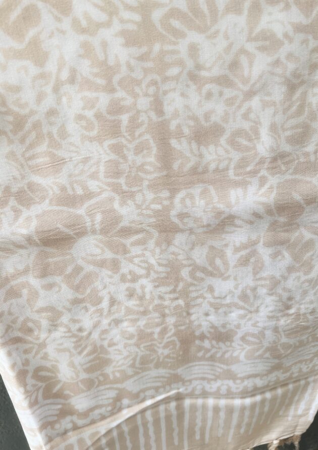 Batik Tuch Schal Strandtuch Beige Nude Weiß Blumen