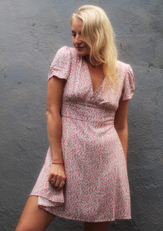90er-Jahre-Grunge-Kleid-Babydoll-Sommerkleid-kurz-Blumen-weiß-pink