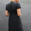 Kurzes-Polka-Dot-Kleid-Rücken-hinten-Detail-elastischer-Part