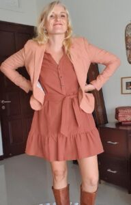 leinenkleid-blazer-büro-Outfit