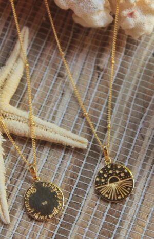 produkt bild Medaillon-Halskette-Gold-Gravur-Geschenk-für-Frauen