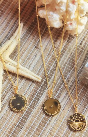 Medaillon-Halskette-Gold-Gravur-Geschenk-für-Frauen