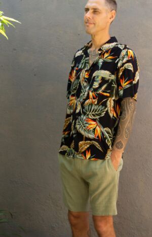 Herren-Hawaii-Shirt-Blatt-Druck-Schwarz-Leinenhose-Kurz-Olivgrün