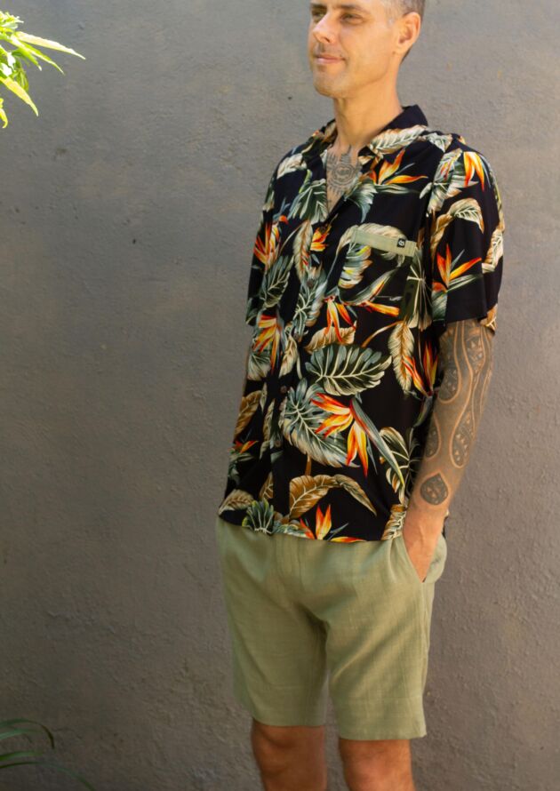 Herren-Hawaii-Shirt-Blatt-Druck-Schwarz-Leinenhose-Kurz-Olivgrün