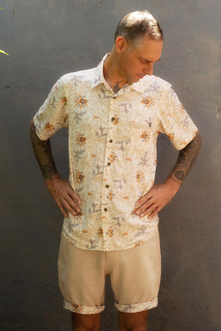 Herren-Leinen-Sommerhose-kurz-Beige-Umklappbar-Blumendruck-passendes-Kurzarm-Hemd-Hawaii-Style
