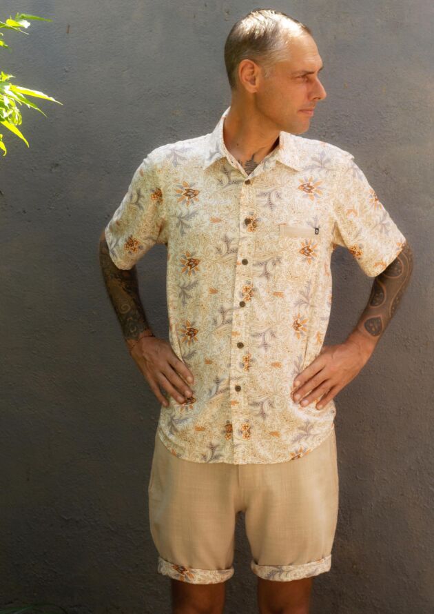 Herren-Sommer-Outfit-Bermuda-Hose-aus-Leinen-mit-blumendruck-am-Hosenbein-und-Blumen-Hawaii-Kurzarm-Hemd