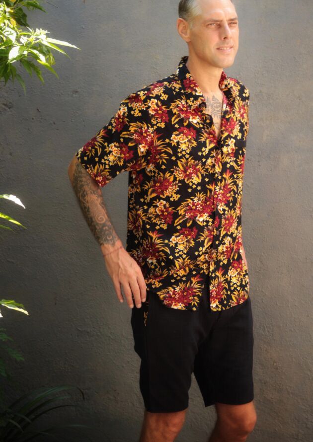 Herren-Sommer-Outfit-Bermuda-Hose-aus-Leinen-und-Blumen-Kurzarm-Hemd-schwarz-Rot