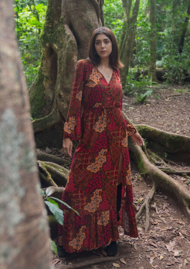 Bohemian Maxikleid langarm Batik Rot “Shot By Love”