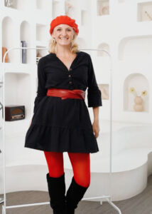 Schwarzes-Leinen-Kleid-mit-rotes-Strumpfhose