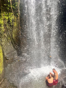 Wasserfall-Reinigungszeremonie-Bali